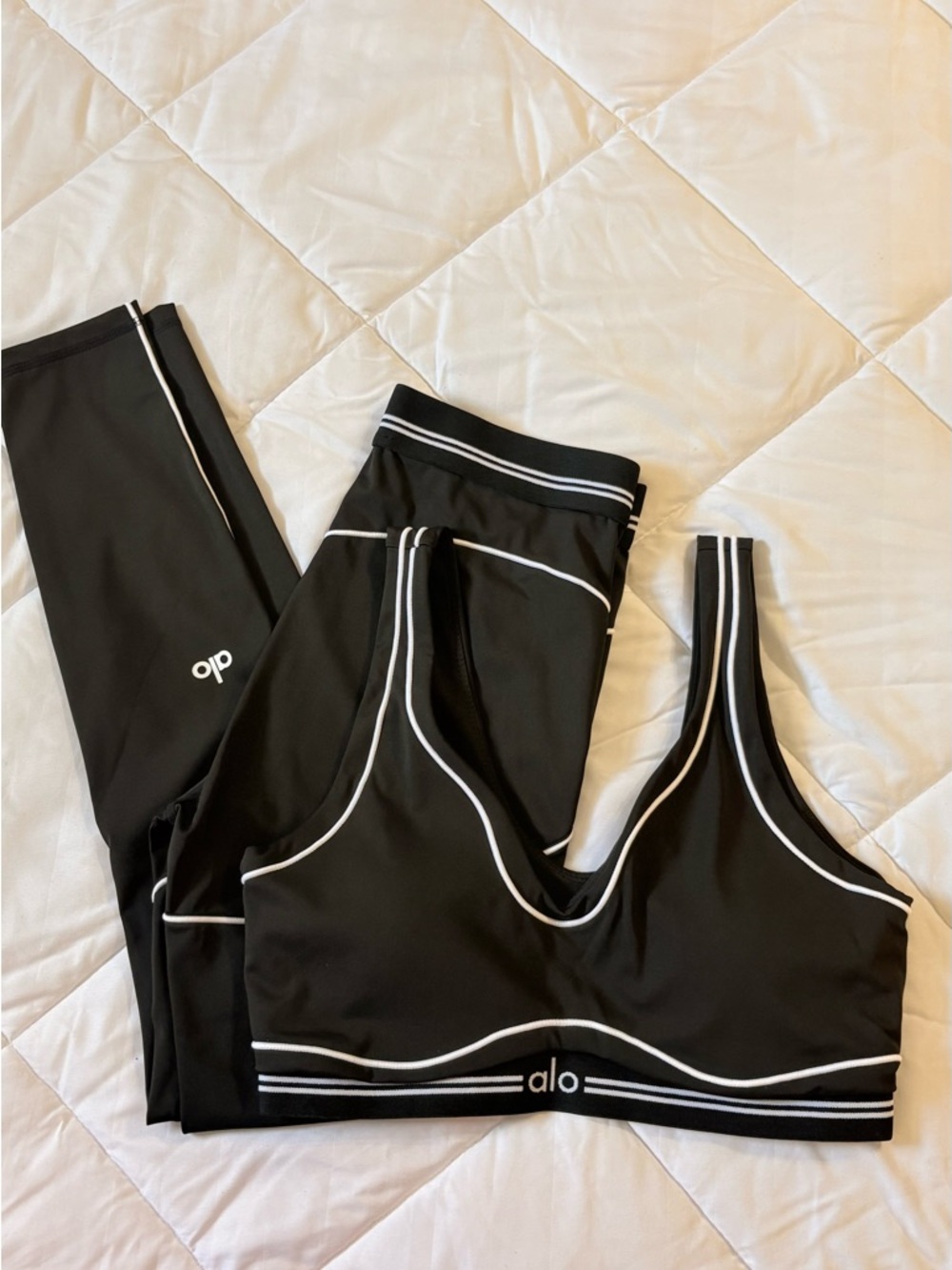 ALO Yoga Black Sports Bra and Leggings Set with White Trim - Picture 2 of 2